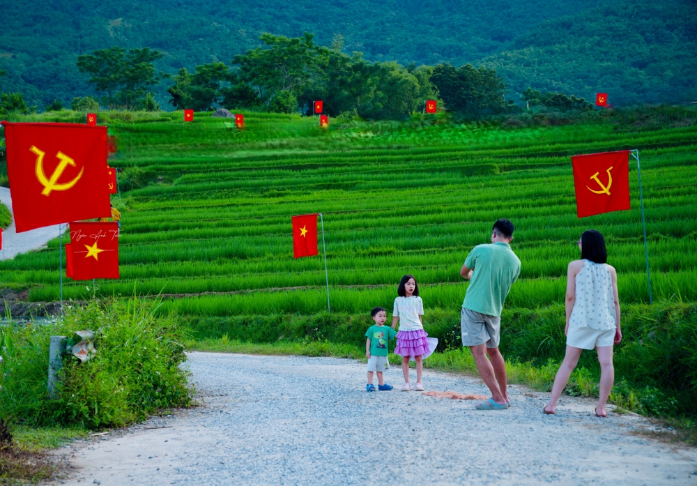 Pù Luông rực sắc cờ đỏ sao vàng hút khách du lịch