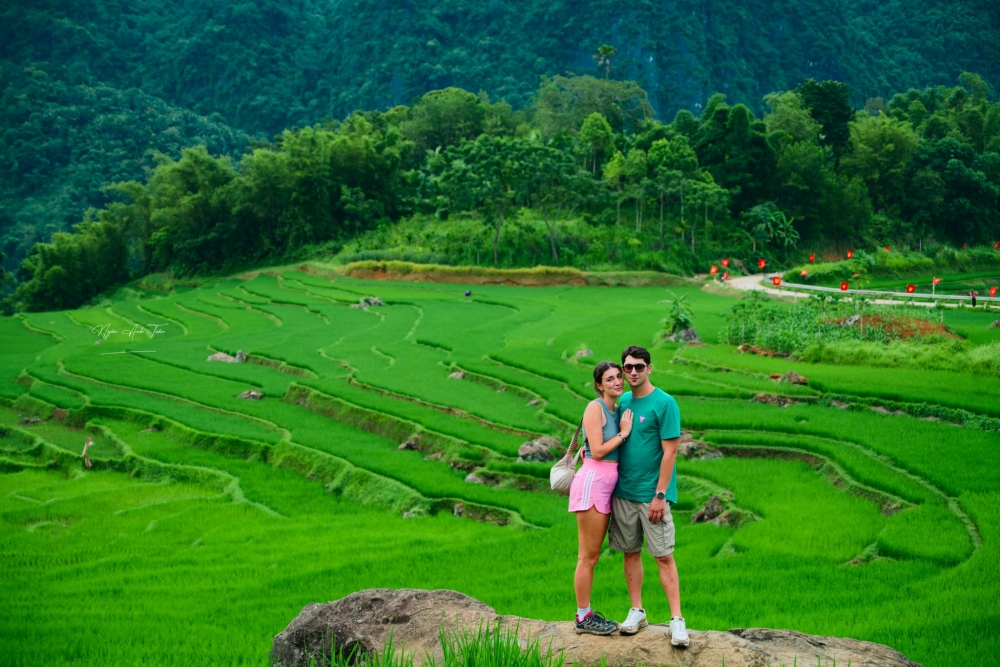 Pù Luông rực sắc cờ đỏ sao vàng hút khách du lịch