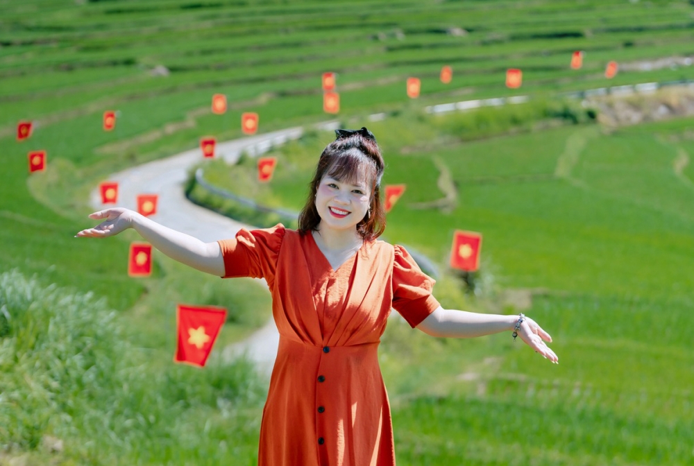 Pù Luông rực sắc cờ đỏ sao vàng hút khách du lịch