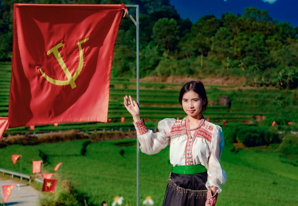 Pù Luông rực sắc cờ đỏ sao vàng hút khách du lịch