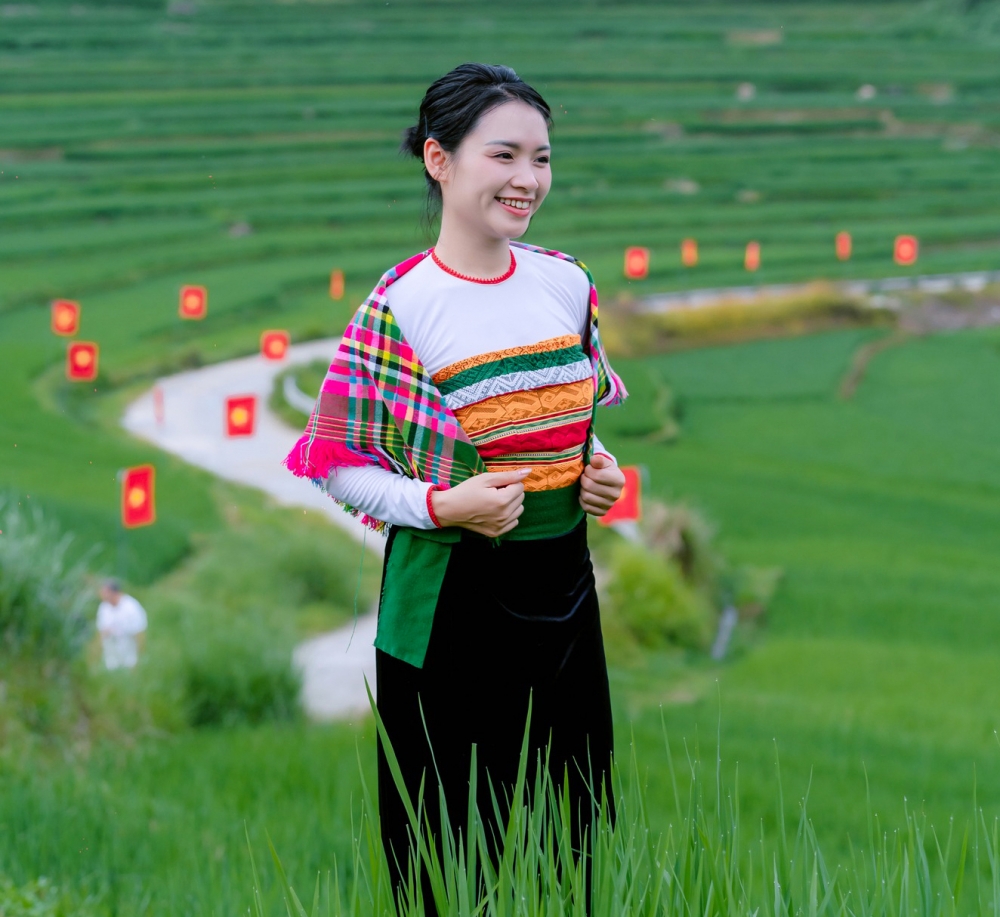 Pù Luông rực sắc cờ đỏ sao vàng hút khách du lịch