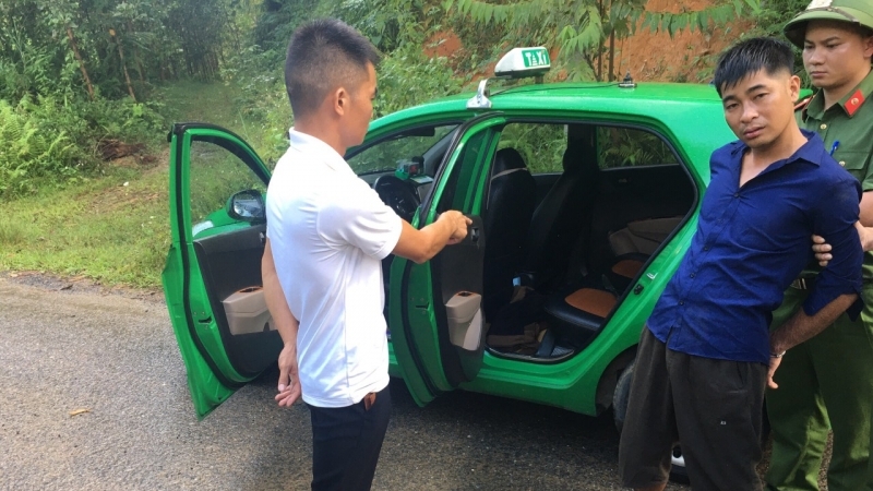Thái Nguyên: Nam thanh niên dùng dao cướp tiền nhưng bất ngờ bị tài xế taxi nhốt trong xe