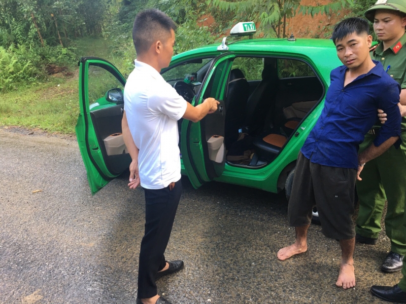Thái Nguyên: Nam thanh niên dùng dao cướp tiền nhưng bất ngờ bị tài xế taxi nhốt trong xe