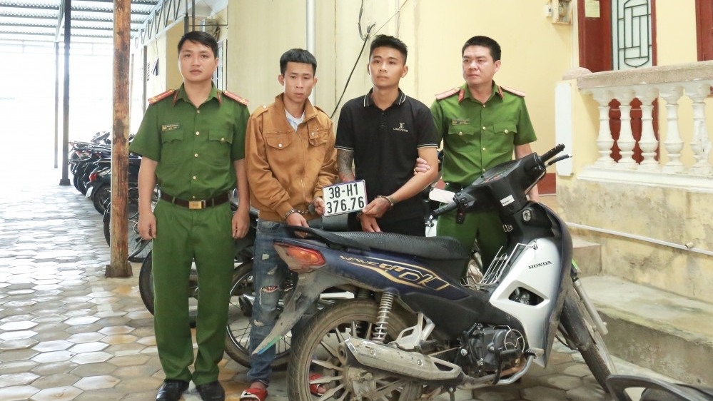 Hà Tĩnh: Bắt tạm giam 2 đối tượng chuyên cướp giật tài sản của người đi đường