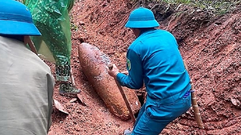 Nghệ An: Đào đất làm đường khai thác keo, người dân phát hiện quả bom còn nguyên ngòi nổ