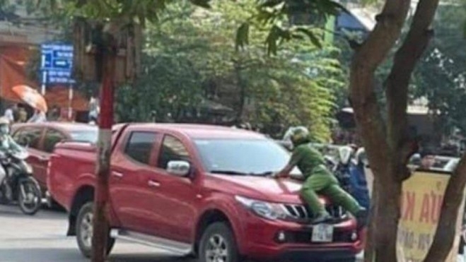 Thái Bình: Khởi tố, bắt tạm giam tài xế xe ô tô cố tình rồ ga bỏ chạy khi chiến sĩ công an đang bám trên nắp capo