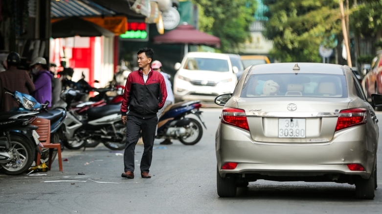 Thanh Hoá: Muôn kiểu lấn chiếm vỉa hè, đẩy người đi bộ xuống lòng đường