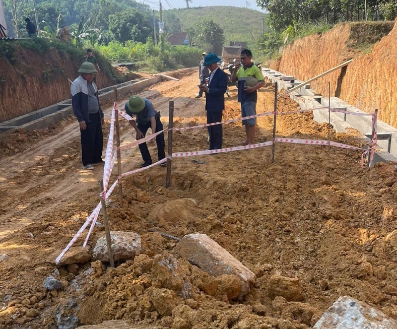 Thanh Hoá: Thi công đường bất ngờ phát hiện vật thể nghi là bom