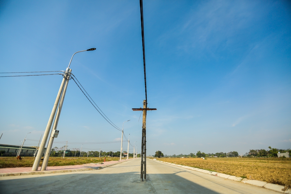 Thanh Hoá: Hàng loạt cột điện chình ình giữ đường khiến người dân đi qua khiếp sợ