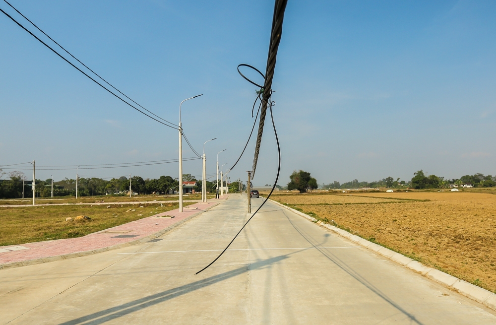 Thanh Hoá: Hàng loạt cột điện chình ình giữ đường khiến người dân đi qua khiếp sợ