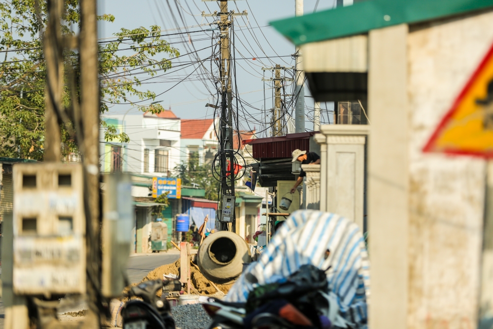 Thanh Hoá: Hàng loạt cột điện chình ình giữ đường khiến người dân đi qua khiếp sợ