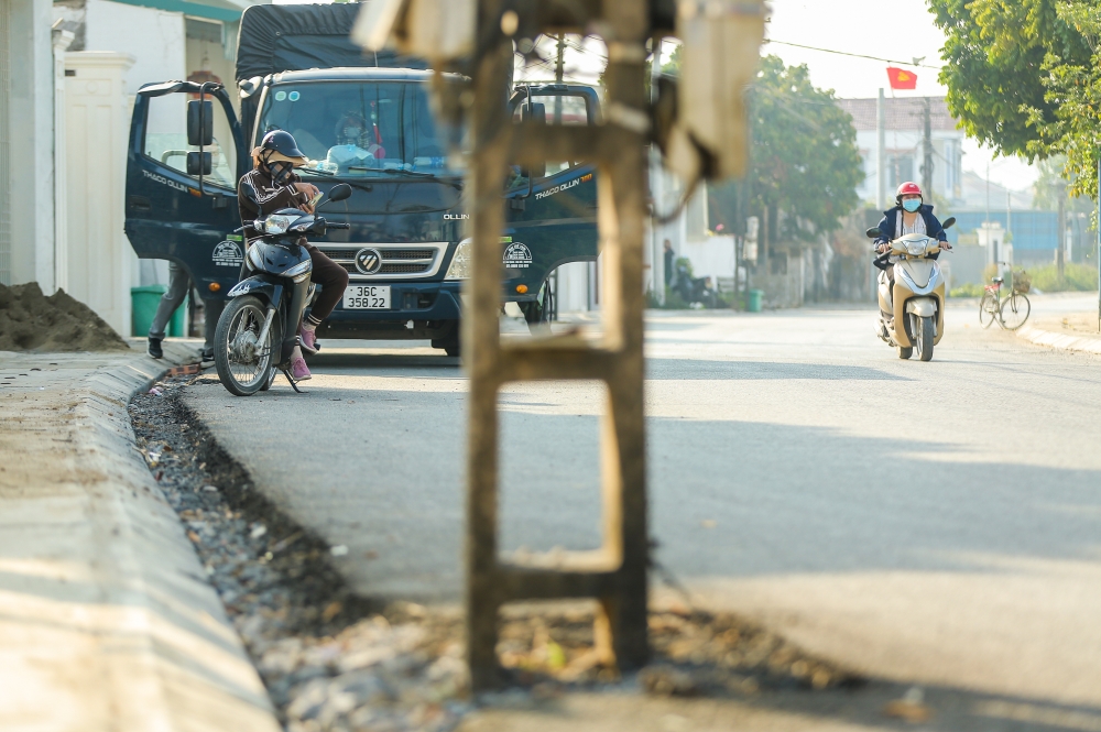 Thanh Hoá: Hàng loạt cột điện chình ình giữ đường khiến người dân đi qua khiếp sợ