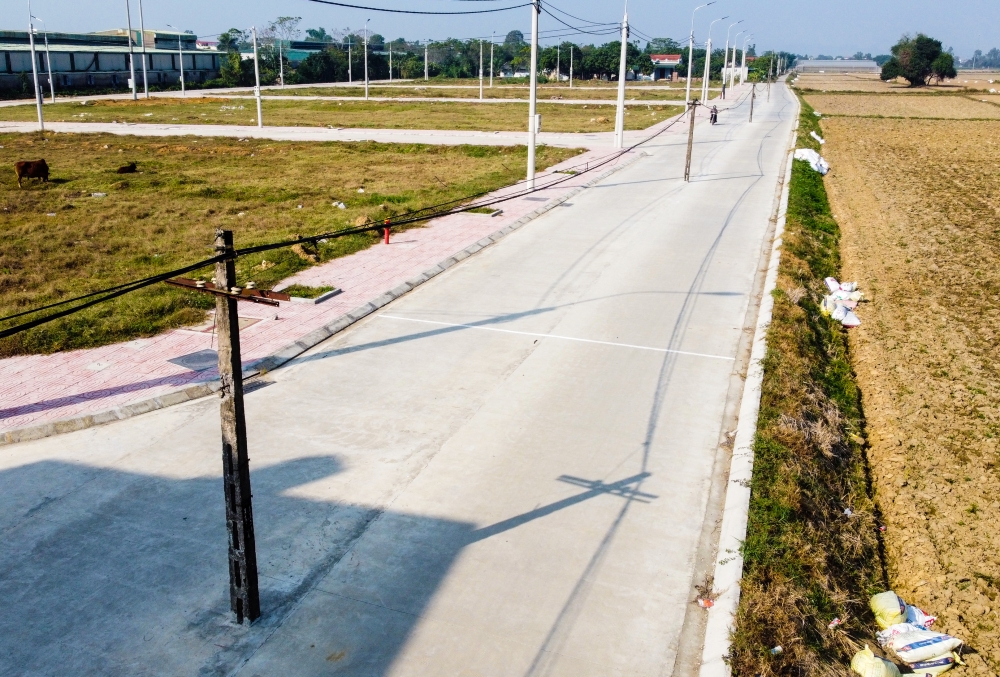 Thanh Hoá: Hàng loạt cột điện chình ình giữ đường khiến người dân đi qua khiếp sợ