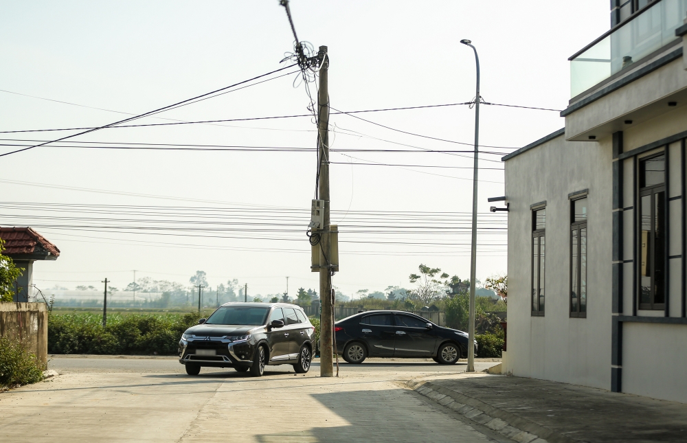 Thanh Hoá: Hàng loạt cột điện chình ình giữ đường khiến người dân đi qua khiếp sợ