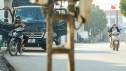 Thanh Hoá: Hàng loạt cột điện nằm chình ình giữa đường