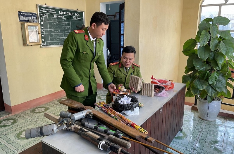 Thanh Hóa: Dân tự nguyện giao nộp súng, pháo và nhiều hung khí cho công an