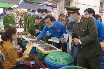 Công an Thanh Hóa phát miễn phí khẩu trang cho người dân tại các điểm nóng