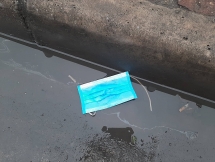 Khẩu trang y tế phòng dịch corona bị vứt bừa bãi khắp phố