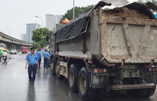 Hà Nội "trảm" hơn 400 trường hợp xe tải vi phạm môi trường, ATGT