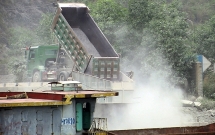 Hạn chế ô nhiễm môi trường phía tây sông Ðáy