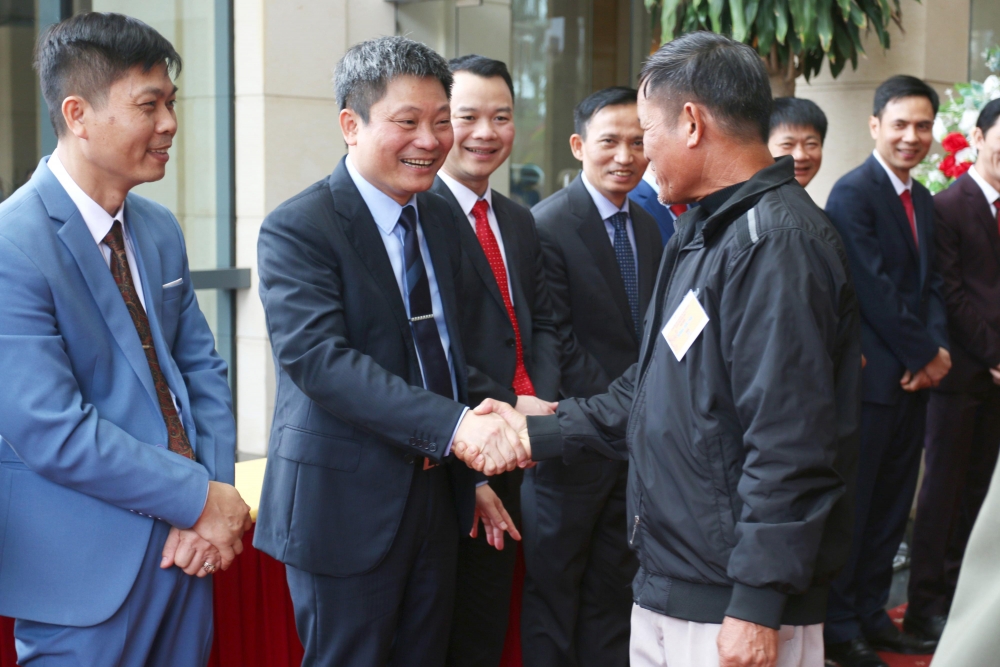 Tổng Giám đốc Nguyễn Tiến Phương chào mừng gia đình người lao động đến tham quan nhà máy