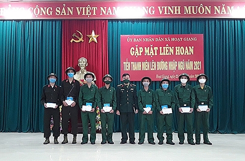 Thanh Hóa: Hào hứng tiễn thanh niên huyện Hà Trung lên đường nhập ngũ