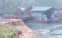 Yêu cầu tạm dừng khai thác cát sỏi lòng sông Chảy
