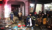 Giải cứu 2 người bị mắc kẹt trong đám cháy cửa hàng thuốc lá ở Thanh Hóa