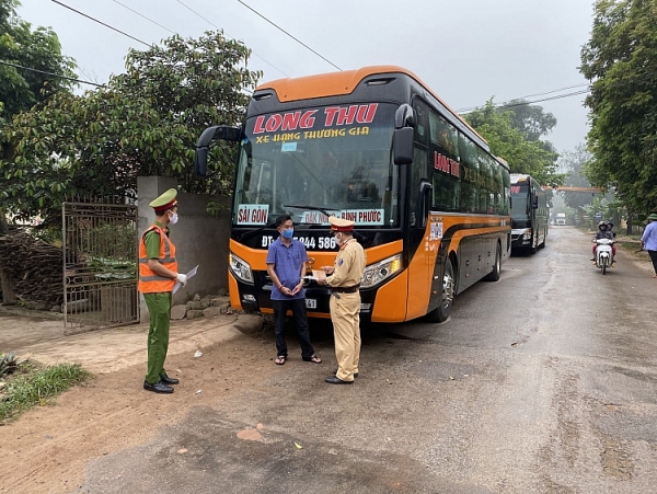 chan giu 3 xe khach khong chap hanh quy dinh phong chong dich o thanh hoa