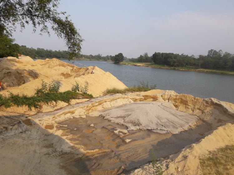 Hà Nội: Lập đoàn kiểm tra xử lý bãi tập kết cát sỏi trái phép