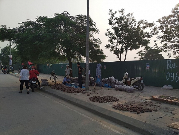 Vỉa hè đường Cương Kiên đang bị chiếm dụng via he duong cuong kien dang bi chiem dung