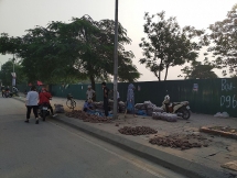 Vỉa hè đường Cương Kiên đang bị chiếm dụng