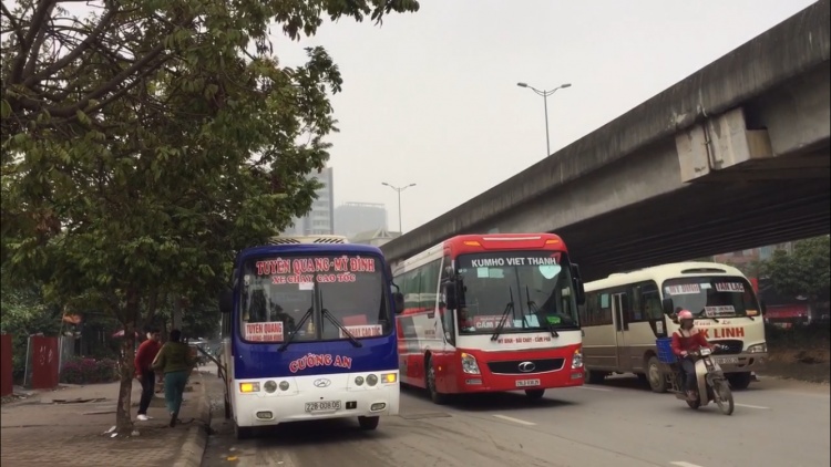 Hàng loạt xe khách dừng, đỗ trái phép trên đường Phạm Hùng