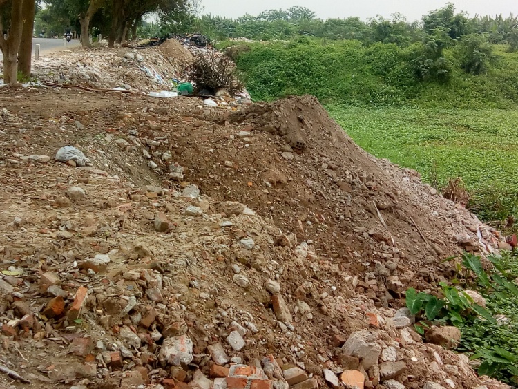 "Nhức nhối" tình trạng đổ trộm phế thải xây dựng tại Gia Lâm