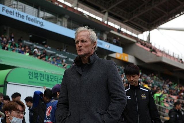 HLV của Công Phượng bị sa thải sau chuỗi trận thua liên tiếp