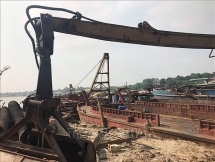 Bắt quả tang 5 tàu khai thác hàng trăm tấn cát trên sông Hồng