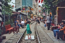 ha noi bao dong tinh trang lan chiem hanh lang duong sat