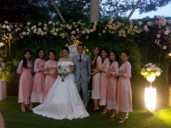 cau thu do hung dung hoa soai ca hanh phuc ben co vo xinh dep