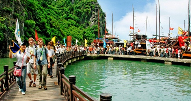 Hơn 150.000 lượt khách về Quảng Ninh trong ngày đầu kỳ nghỉ lễ