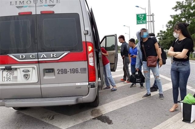 Truy tìm xe 16 chỗ chặt chém, bỏ khách trên cao tốc