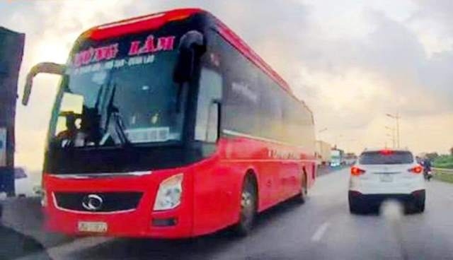 Truy tìm xe khách chạy ngược chiều trên QL1A