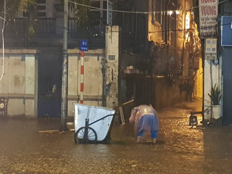 Hà Nội: Mưa lớn, nhiều tuyến phố ngập chìm trong nước đúng ngày 30/4