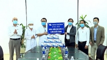 Tổng Công ty Tiên Sơn trao tặng 5.000 khẩu trang cao cấp cho BV Bỉm Sơn, Thanh Hóa