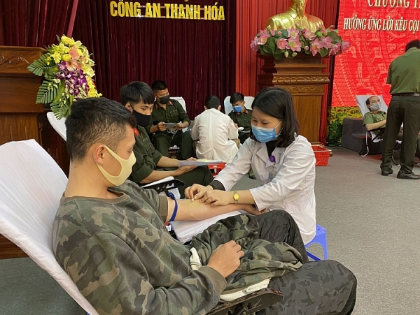 giam doc cong an tinh thanh hoa cung cac chien sy hien mau cuu nguoi