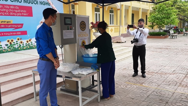 Cây ATM gạo đầu tiên ở Thanh Hóa phát miễn phí cho người nghèo