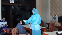 Giám sát chặt chẽ người tiếp xúc với bệnh nhân dương tính trở lại