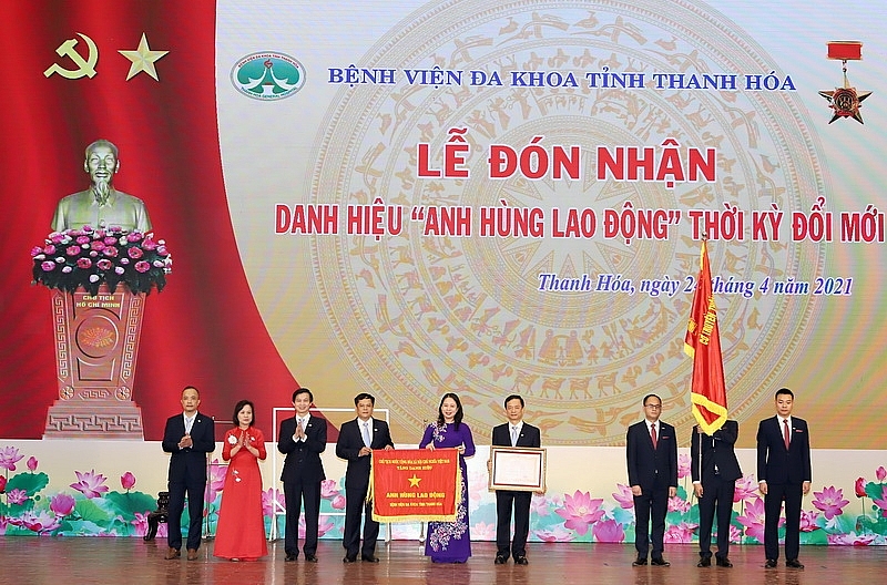 Bệnh viện Đa khoa tỉnh Thanh Hóa đón nhận danh hiệu Anh hùng lao động thời kì đổi mới