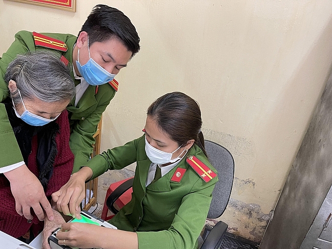 Thanh Hóa: Công an thị xã Bỉm Sơn hoàn thành cấp căn cước gắn chip cho công dân