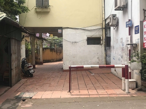 Phường Liễu Giai thiếu cương quyết khi "xử" lý barie mọc trái phép