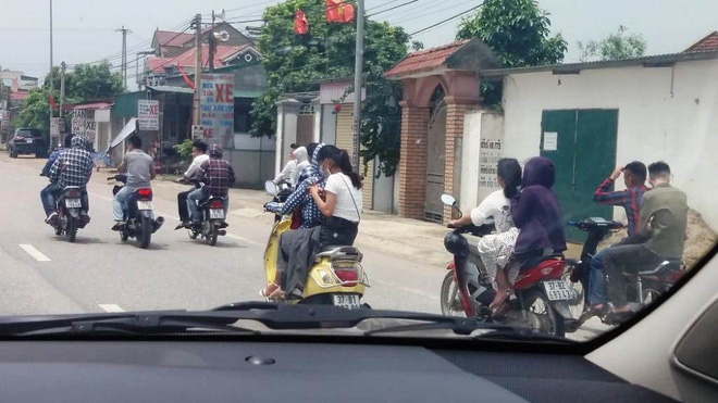 Đoàn xe máy đưa dâu không mũ bảo hiểm tạt đầu ô tô, nghênh ngang dàn hàng trên QL 1